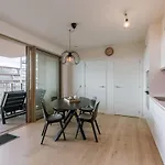 Lägenhet Bright & Cozy Near