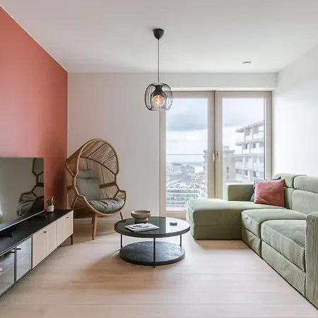 Apartment Bright & Cozy Near *